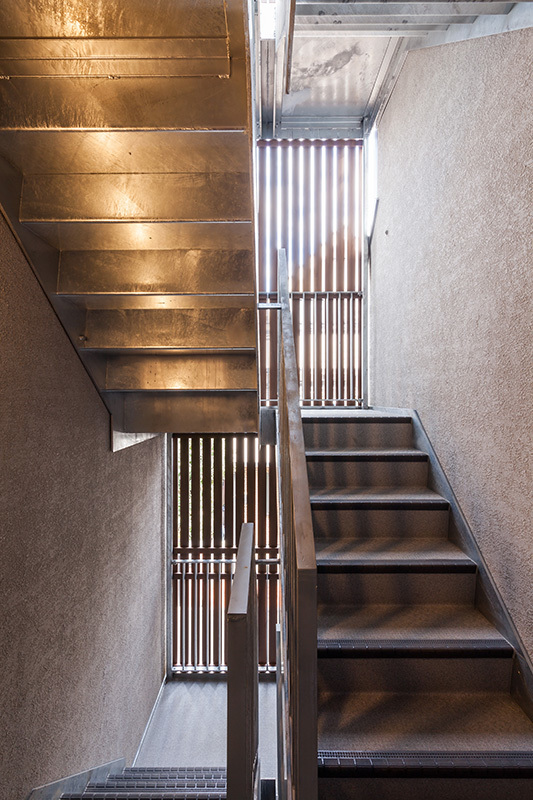 家の中心に階段を設置