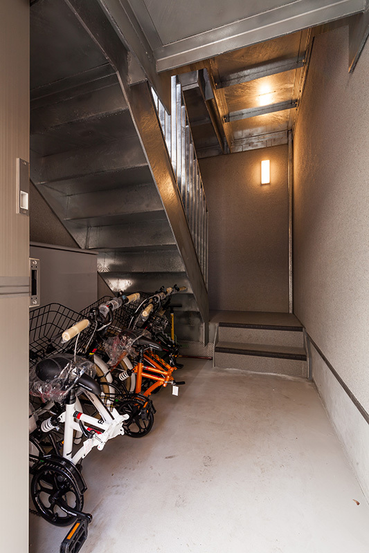 賃貸用の階段下スペースが駐輪場