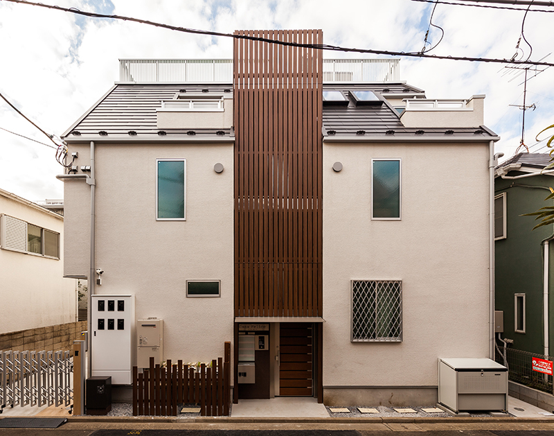 格子の目隠しが印象的な外観