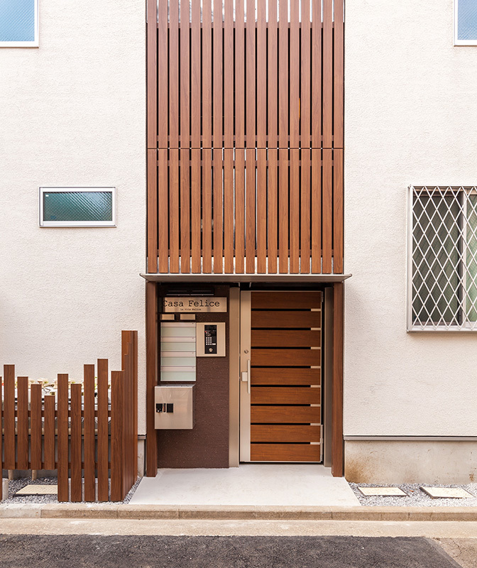 賃貸へ続く階段は格子で目隠し