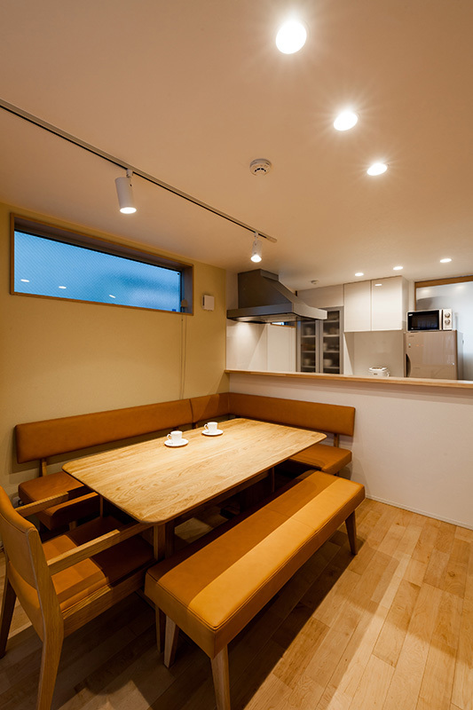 ダイニングは床より一段下げて配置